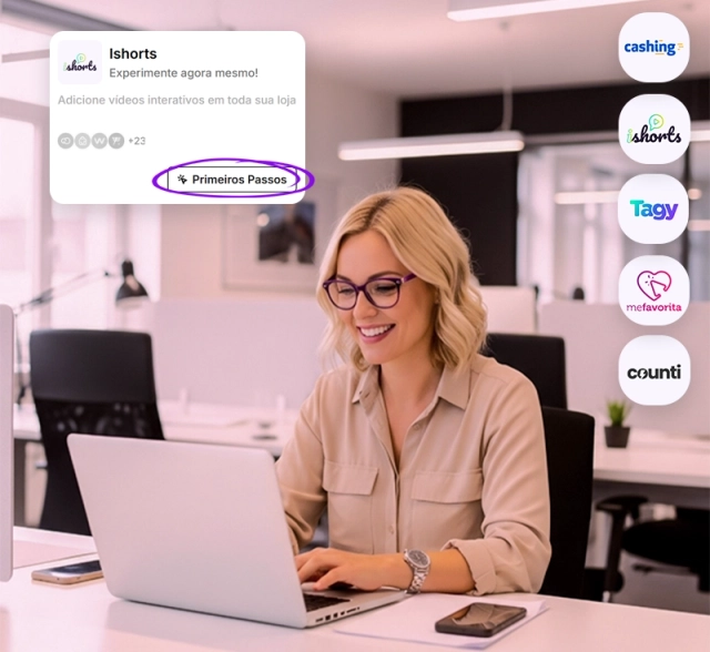 Mulher sorridente usando notebook em um ambiente iluminado com janelas grandes e cortinas ao fundo.